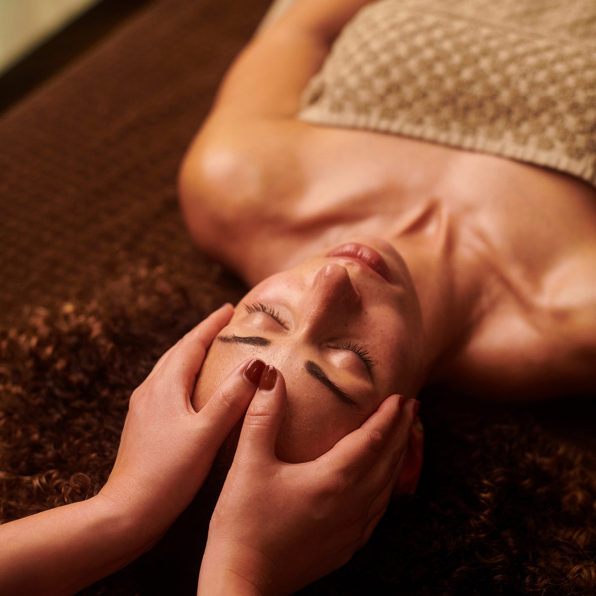 Relaxing head and face massage during a Chinese medicine treatment